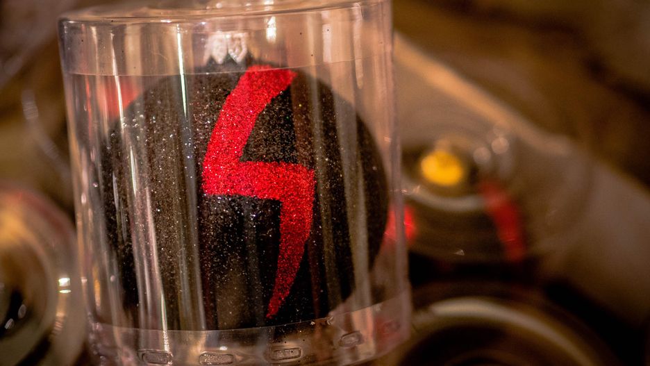 Warszawa. Ręcznie robiona bombka z jedynej stołecznej fabryki bombek