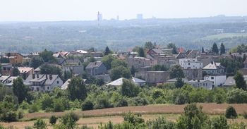 Śląsk: Piękny jak z pocztówki. Pola i lasy, a w tle kominy i bloki. Panorama z Kopca Wyzwolenia w Piekarach ma swój urok