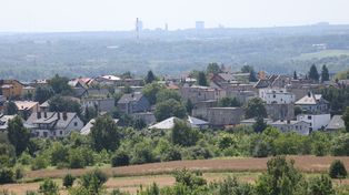 Śląsk: Piękny jak z pocztówki. Pola i lasy, a w tle kominy i bloki. Panorama z Kopca Wyzwolenia w Piekarach ma swój urok