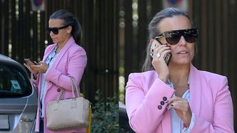 Anna Mucha w liliowej marynarce i okularach przeciwsłonecznych GAWĘDZI przez telefon, czekając na taksówkę (ZDJĘCIA)