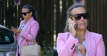 Anna Mucha w liliowej marynarce i okularach przeciwsłonecznych GAWĘDZI przez telefon, czekając na taksówkę (ZDJĘCIA)