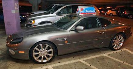 Aston Martin śmierdzący pizzą!