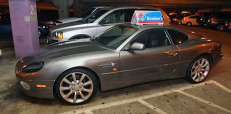 Aston Martin śmierdzący pizzą!
