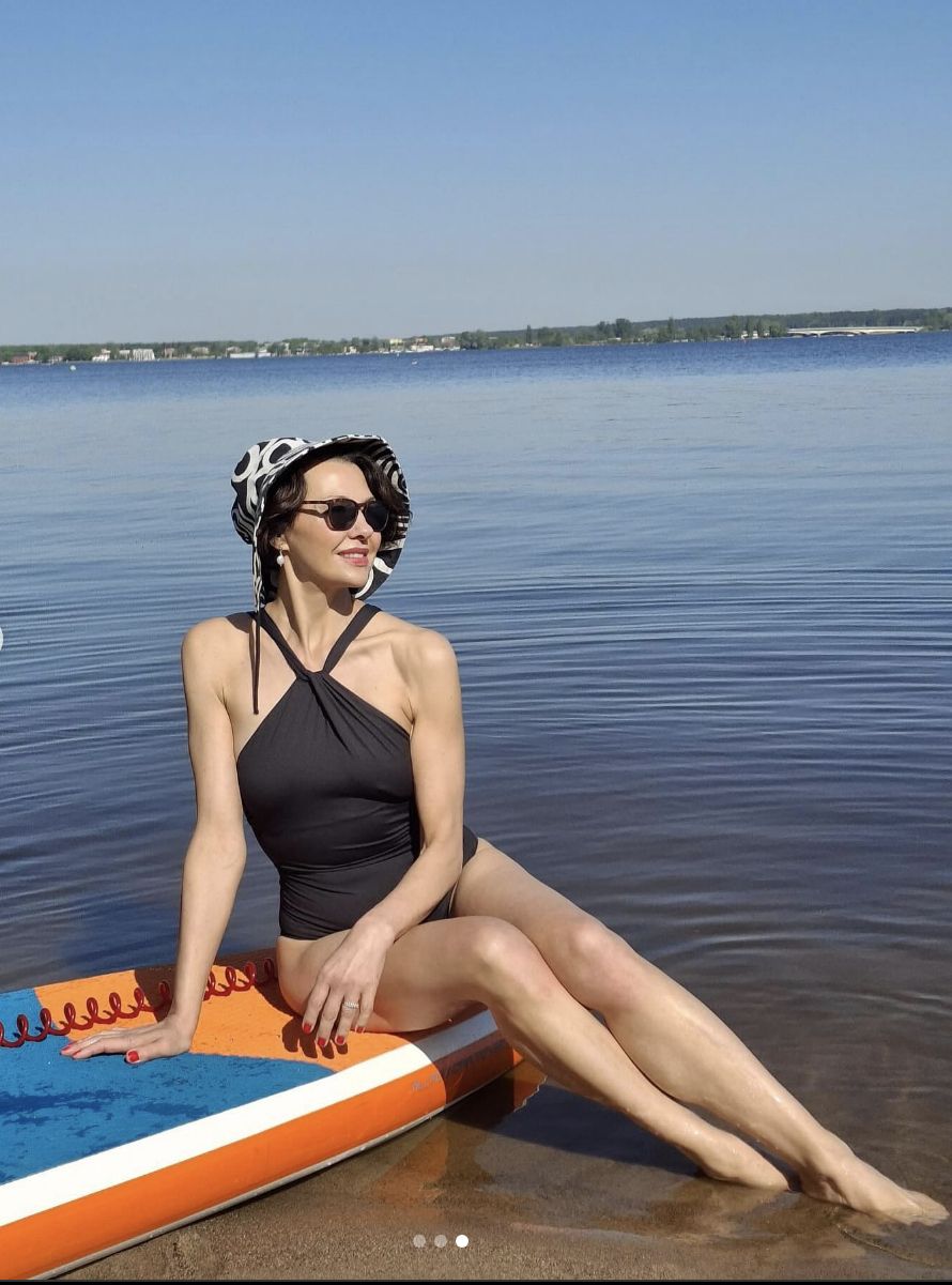 Anna Popek pręży się nad wodą w kostiumie kąpielowym