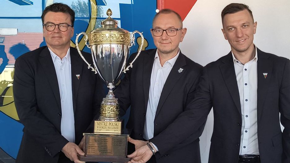 Pekka Tirkkonen (trener), Krzysztof Woźniak (prezes spółki Tyski Sport), Jarosław Rzeszutko (kierownik sekcji hokejowej) / fot: Radosław Kozłowski