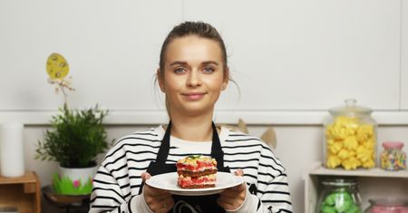Truskawkowy sernik z kruszonką robię praktycznie co weekend. Nawet teściowa się nim zachwyca
