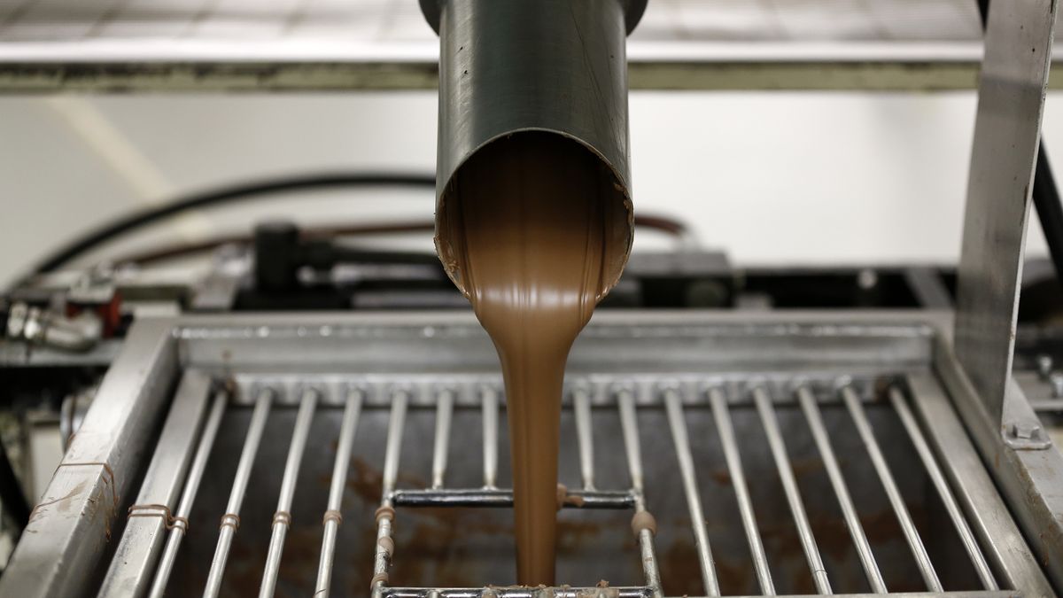 Mondelez International Inc.'s Cadbury Creme Egg Chocolate Production
Chocolate for Cadbury Creme Eggs is poured into a vat at the Bournville Cadbury factory, operated by Mondelez International Inc., in Birmingham, U.K. on Thursday, April 10, 2014. Mondelez, formerly Kraft Foods Group Inc.'s snack business, plans to spend $110 million on a new factory in Russia, navigating an increasingly tense geopolitical climate. Photographer: Simon Dawson/Bloomberg via Getty Images
Bloomberg
BUSINESS; CORPORATION; CORPORAT, EAME; EUROPE; FINANCE; FINANCIA, ECONOMY; ECONOMIC; ECO, EMEA; EUROPE, MANUFACTURER; FACTORY; INDUSTRY, SNACK; SNACKS; FOOD