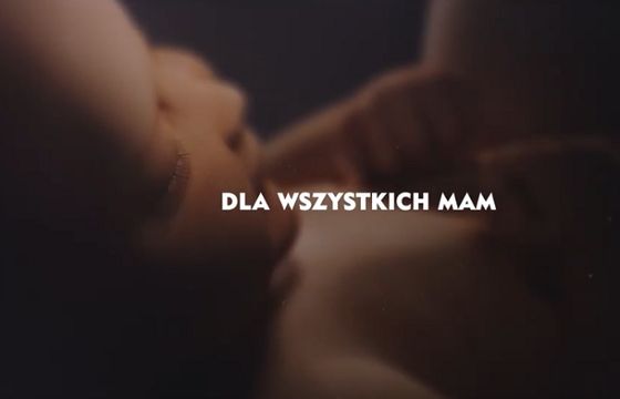 Dziecko w brzuchu mamy w reklamie Nivea na Dzień Matki (wideo)