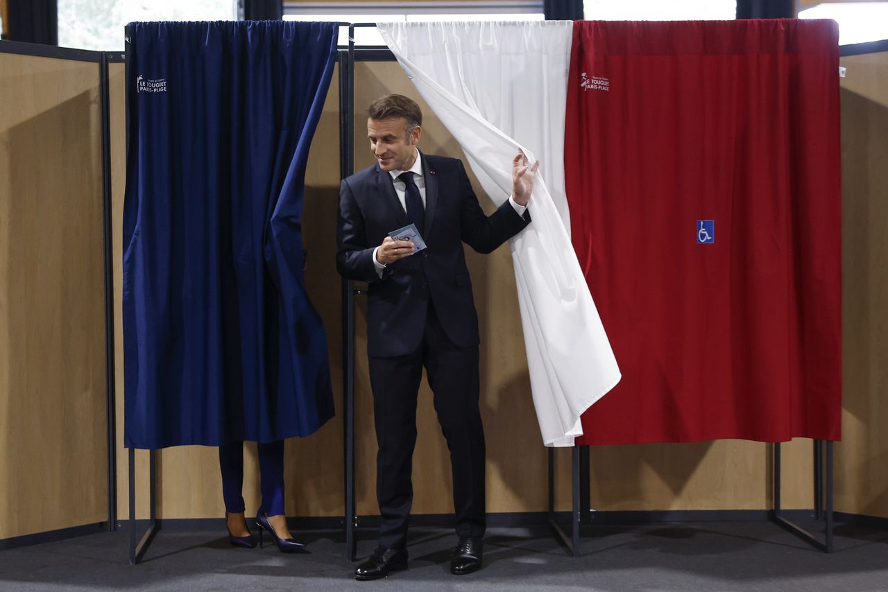 epaselect epa11464521 French President Emmanuel Macron (R) and French First Lady Brigitte Macron (L) vote at a polling station in the second round of French parliamentary elections in Le Touquet-Paris-Plage, northern France, France, 07 July 2024. After the first round of legislative elections, where the far right party le Rassemblement National (RN) came ahead, the country votes again on 07 July for the second round with results expected at about 20h00 local time. EPA/MOHAMMED BADRA / POOL Dostawca: PAP/EPA.