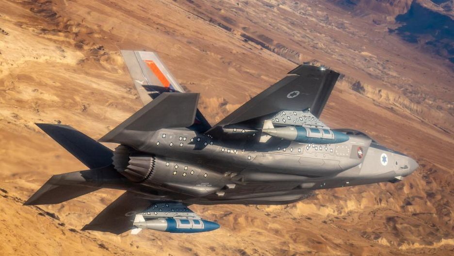  F-35I z dwoma bombami BGU-31 JDAM.