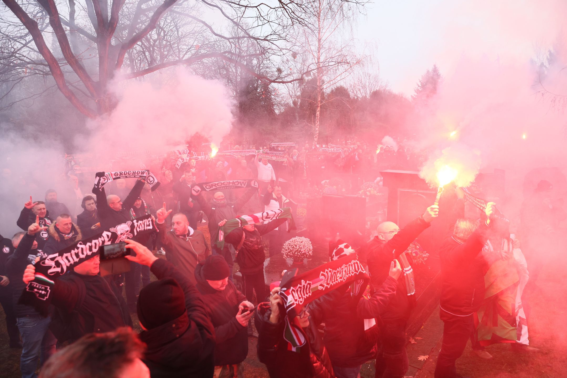 Kibice Legii Warszawa podczas pogrzebu Lucjana Brychczego