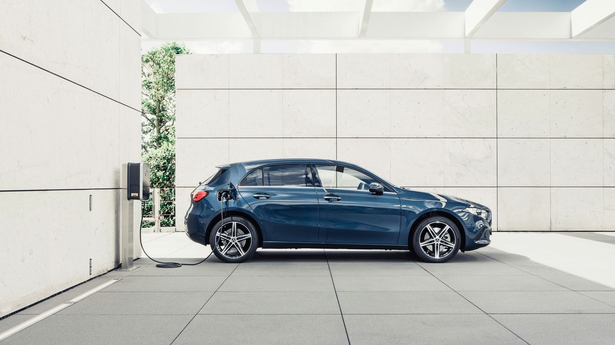Zasięg na silniku elektrycznym Mercedesa A250e wynosi 68 km