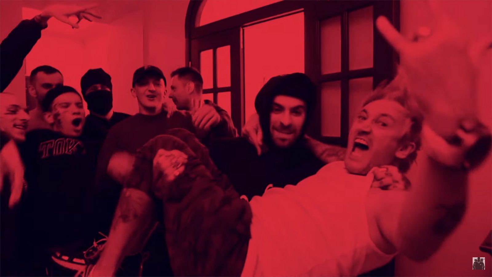 Quebonafide i Michał Wiśniewski w teledysku "Pije wóde i słucham Ich Troje"