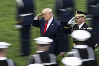 Zwolnił wszystkich jednym mailem. Zaskakująca decyzja Trumpa