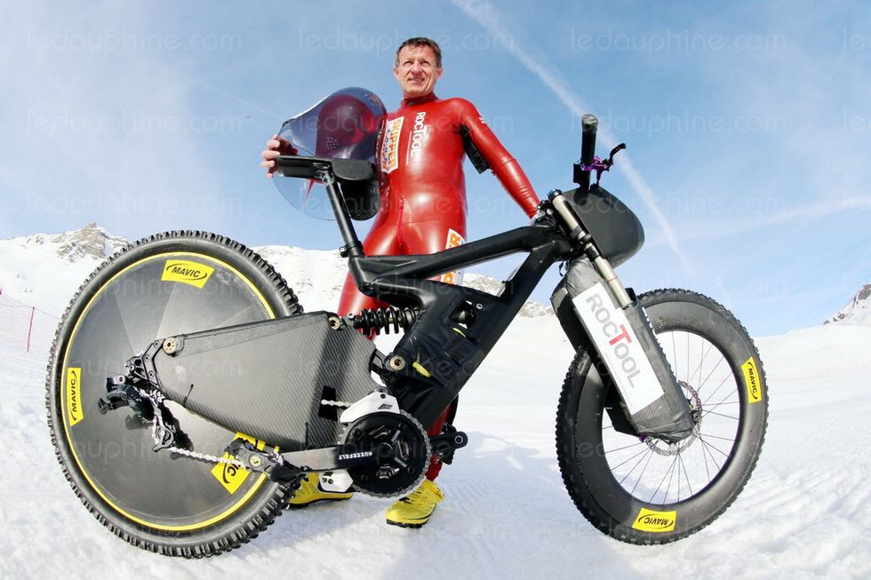 Rowerem z oblodzonej góry! Éric Barone ustanawia nowy rekord – 223 km/h! 2