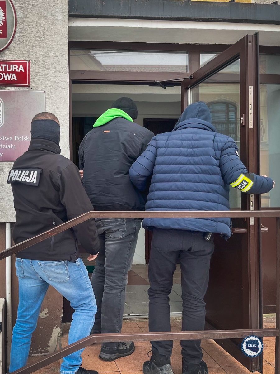 Podejrzany prowadzony na przesłuchanie