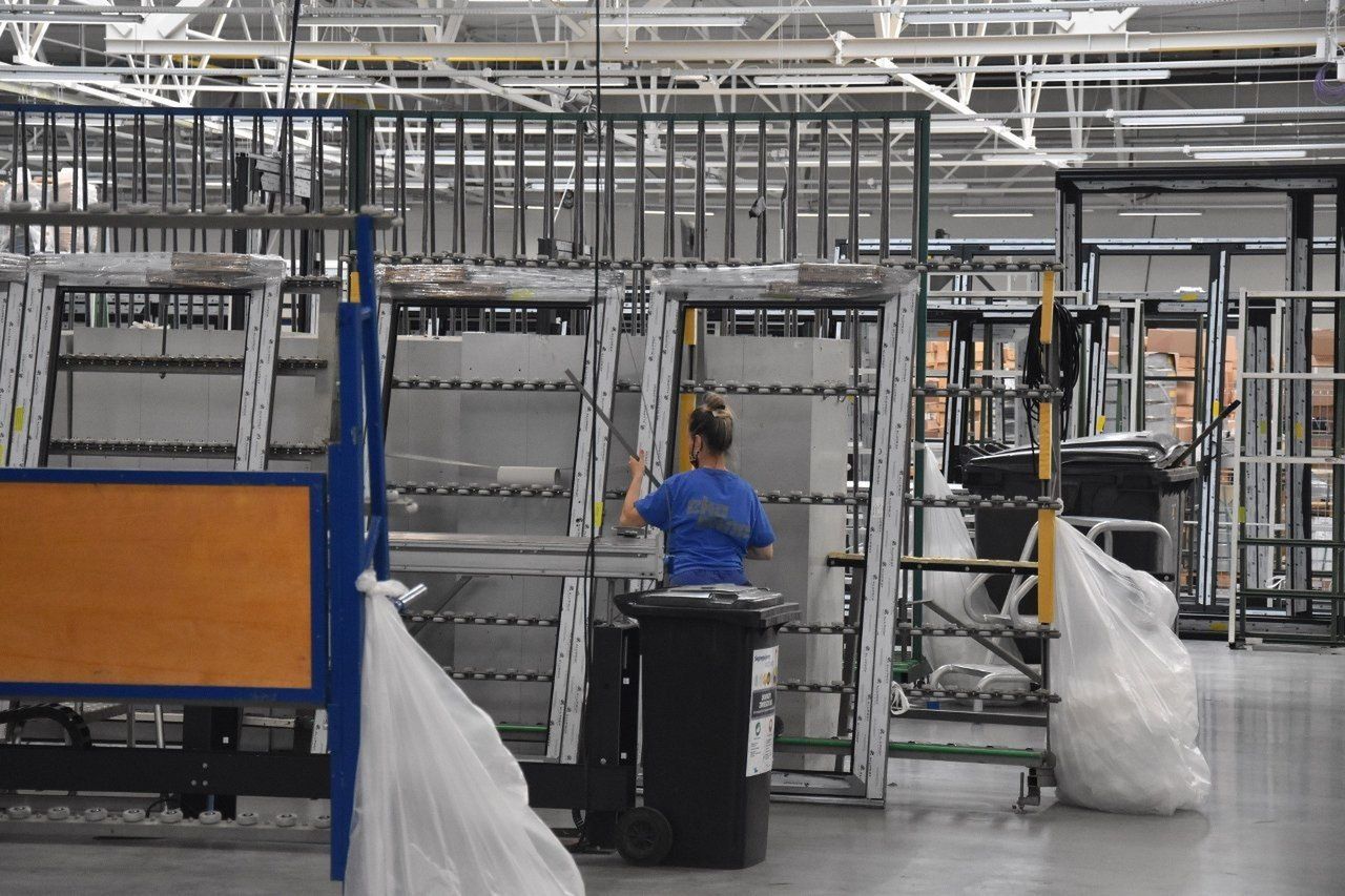 Zwolnienia i szukanie oszczędności w śląskim gigancie produkującym okna. Na pracowników padł blady strach