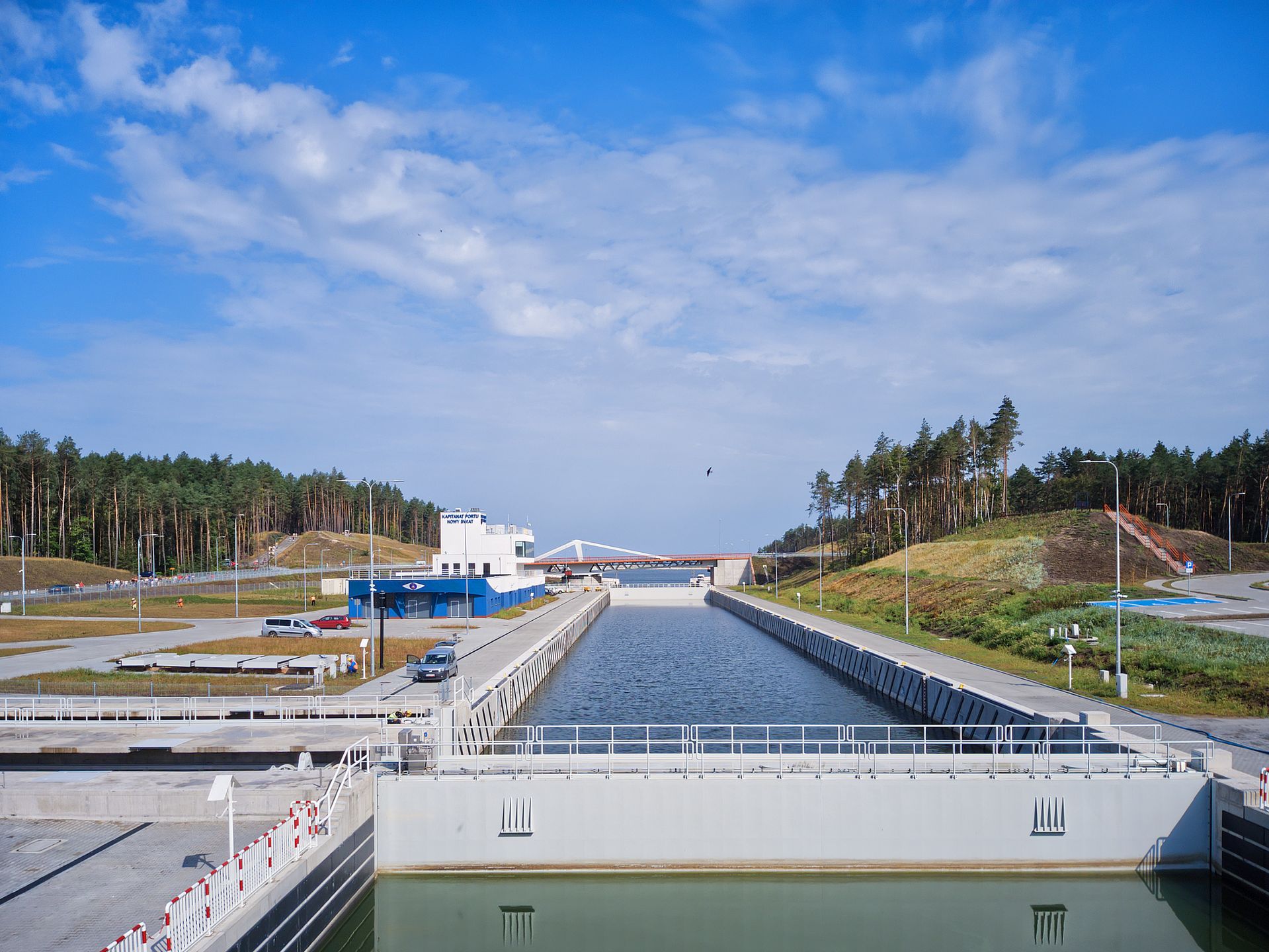 W okolicach portu oraz śluzy brakuje infrastruktury typowo turystycznej