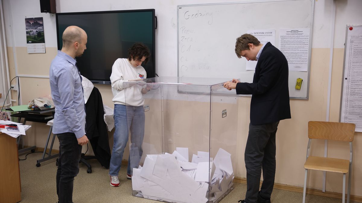 liczenie g�os�w
Krak�w, 18.05.2025. Wybory prezydenta RP - I tura. Liczenie g�os�w w lokalu wyborczym w Krakowie, 18 bm. Zako�czy�o si� g�osowanie w I turze wybor�w prezydenta RP. Rafa� Trzaskowski z wynikiem 30,8 proc. g�os�w i Karol Nawrocki, kt�ry zdoby� 29,1 proc. poparcia spotkaj� si� w drugiej turze wybor�w prezydenckich - wynika z sonda�u exit poll wykonanego przez Ipsos dla TVP, TVN24 i Polsat News. (mr) PAP/�ukasz G�gulski
�ukasz G�gulski
g�os, g�osowa�, g�osowanie, I tura, liczenie, liczenie g�os�w, lokal wyborczy, prezydenckie, prezydenta rp, urna, wybory, exit poll, ipsos, poparcie, wyniki