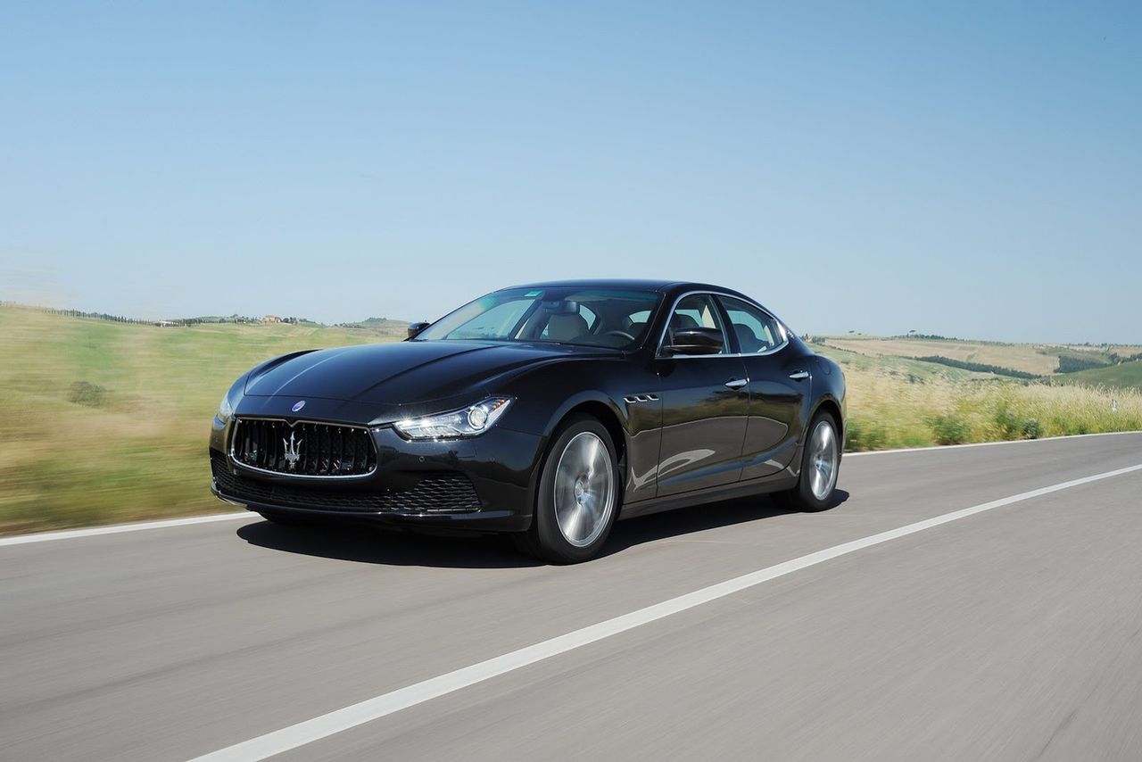 2014-Maserati-Ghibli-107[4]