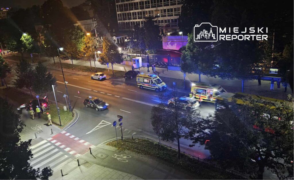 Warszawa: Zderzenie osobówki z autobusem miejskim w Śródmieściu