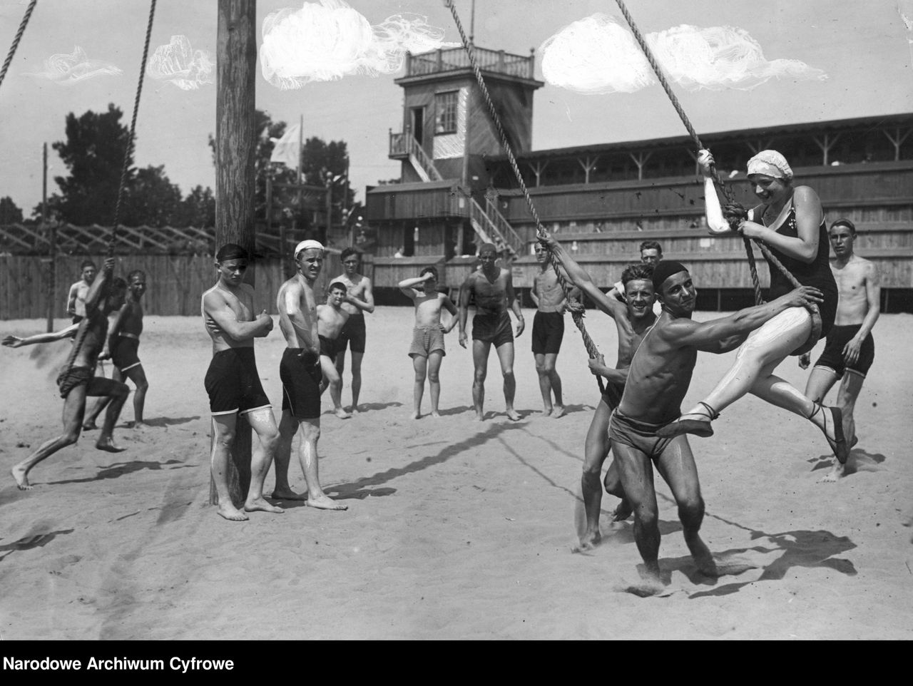 Zabawy na plaży Poniatówka w Warszawie w lipcu 1927 roku