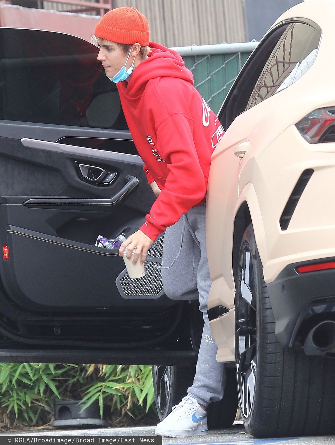 Justin Bieber i Hailey Bieber zastawiają miejsce dla niepełnosrpawnych