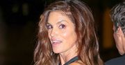 56-letnia Cindy Crawford bez makijażu i topless nadaje z gorącej sauny. Fani zaskoczeni: "JAK INNA OSOBA" (FOTO)