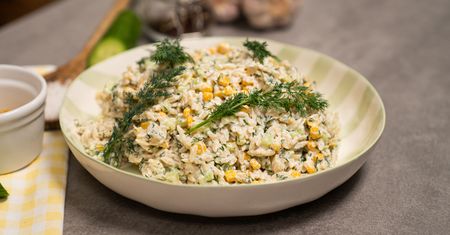 Ekspresowa sałatka na grilla. Orzo wygląda jak ryż, ale to inny znany produkt