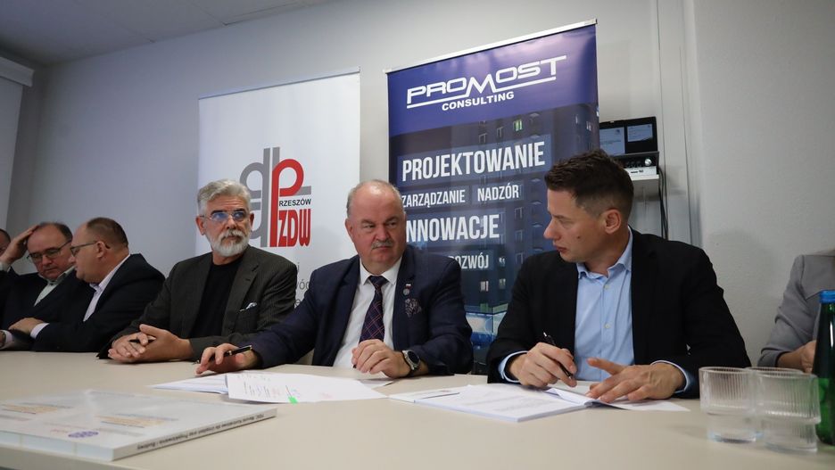 Podpisanie umowy w Podkarpackim Zarządzie Dróg Wojewódzkich w Rzeszowie.