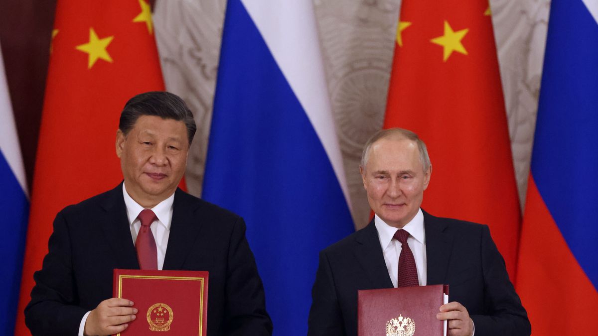 MOSCOW, RUSSIA - MARCH 21:  (RUSSIA OUT) Chinese President Xi Jinping (L) and Russian President Vladimir Putin (R) hold documents during the signing ceremony at the Grand Kremlin Palace, on March 21, 2023 in Moscow, Russia. Three days after being accused by an international tribunal of war crimes in Ukraine, Russian President Putin received Chinese leader Xi Jinping during his state visit to Russia. (Photo by Contributor/Getty Images)