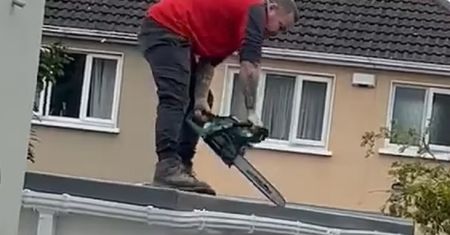 Wszedł na dach z piłą. Wściekł się, że klient mu nie zapłacił