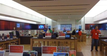 Microsoft sprytnie ukrył MacBooka Pro na premierze Microsoft Store