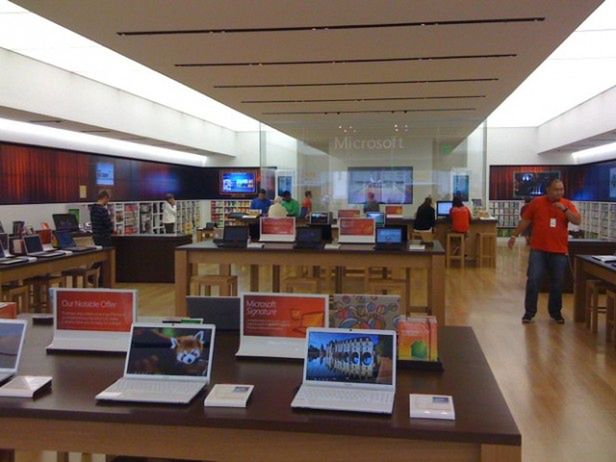 Microsoft sprytnie ukrył MacBooka Pro na premierze Microsoft Store 1