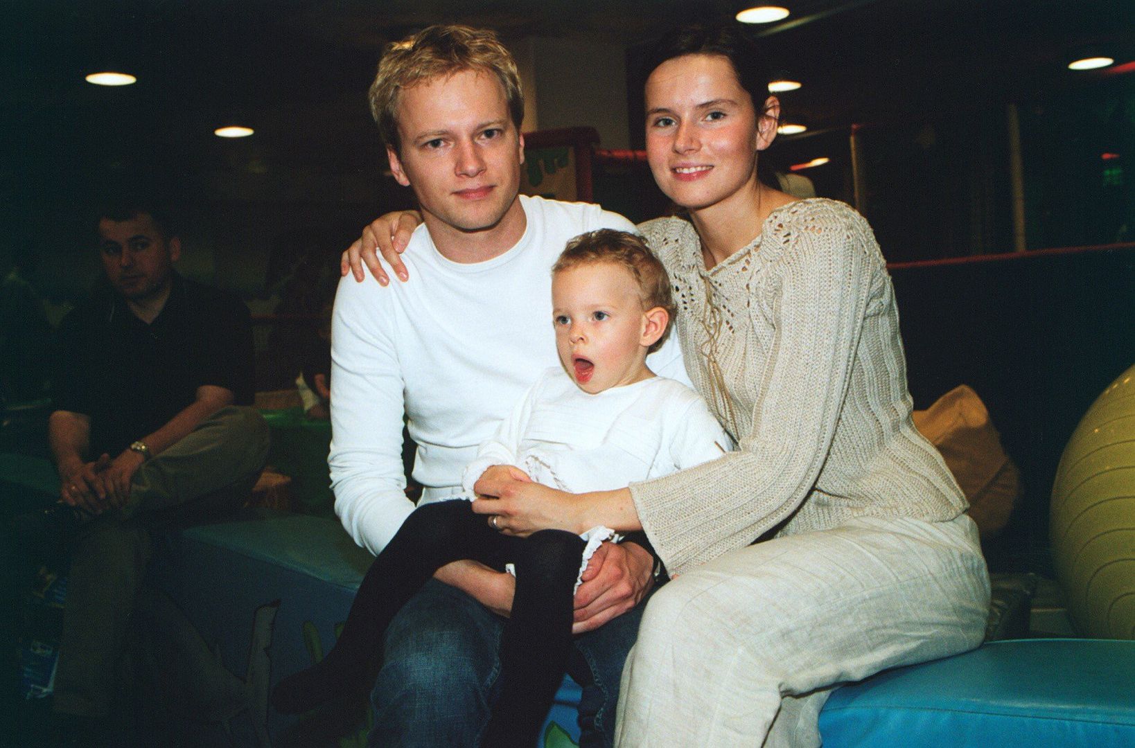 Maciej Stuhr i Samanta Janas z córką Matyldą w 2002 roku