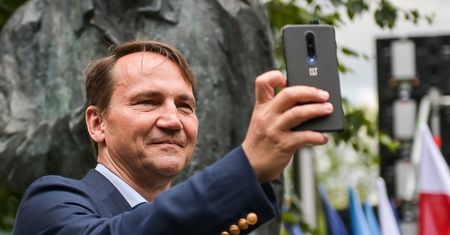 „Homofob, nieuk i cham”. Kontrowersyjny wpis Sikorskiego