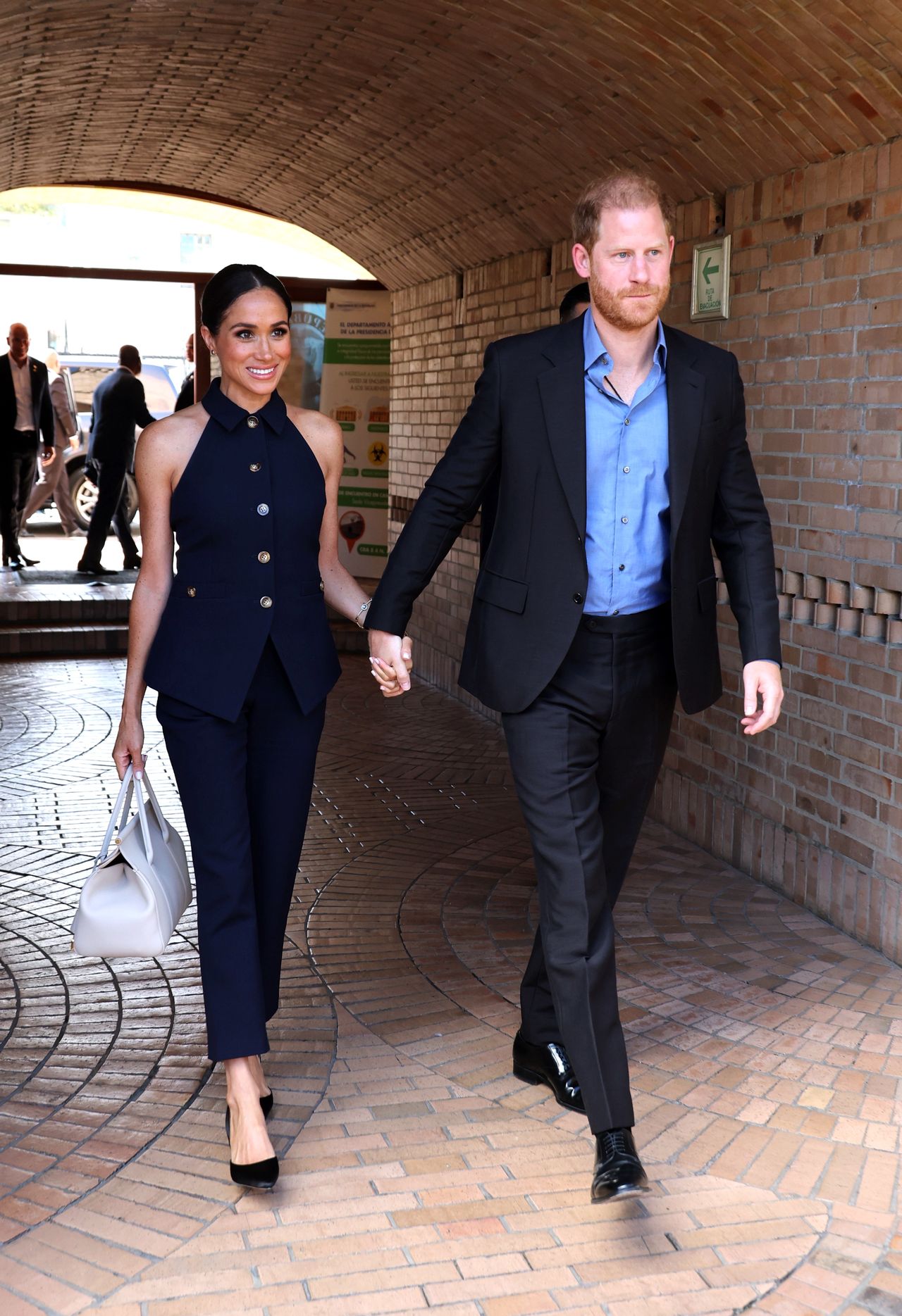 Mimo problemów Harry pozostaje przy Meghan