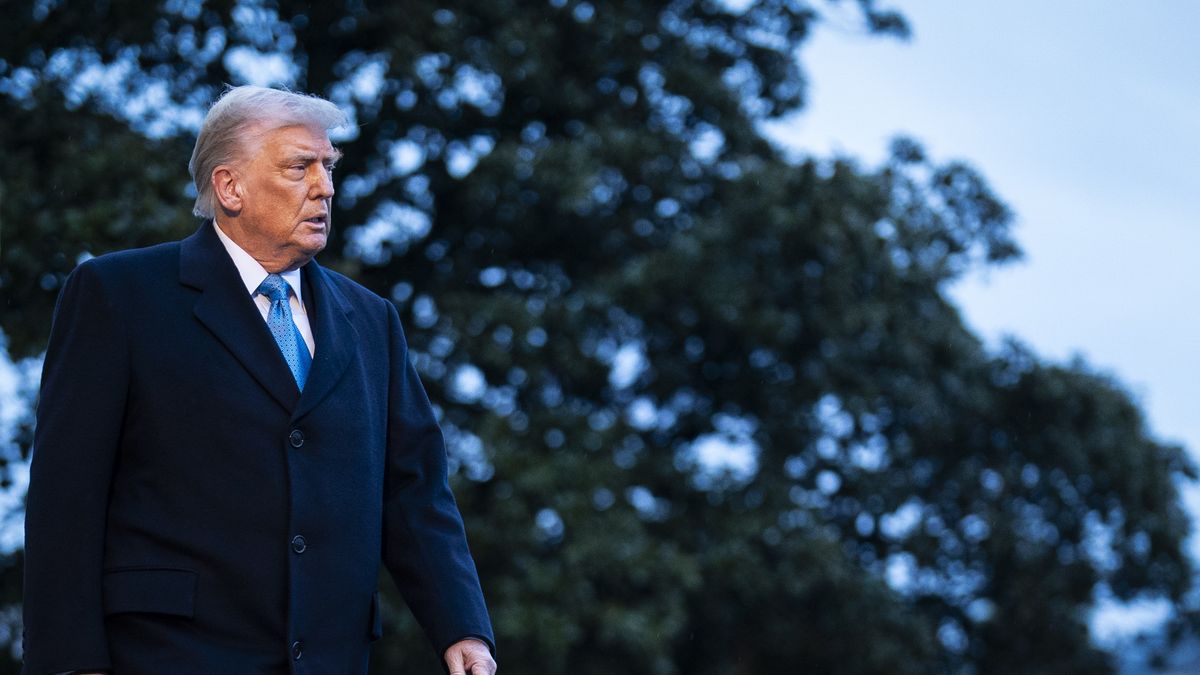 Washington, DC - January 31 : President Donald J Trump walks across the South Lawn as he departs on the Marine One helicopter headed to Florida from the White House on Friday, Jan 31, 2025 in Washington, DC. (Photo by Jabin Botsford/The Washington Post via Getty Images)