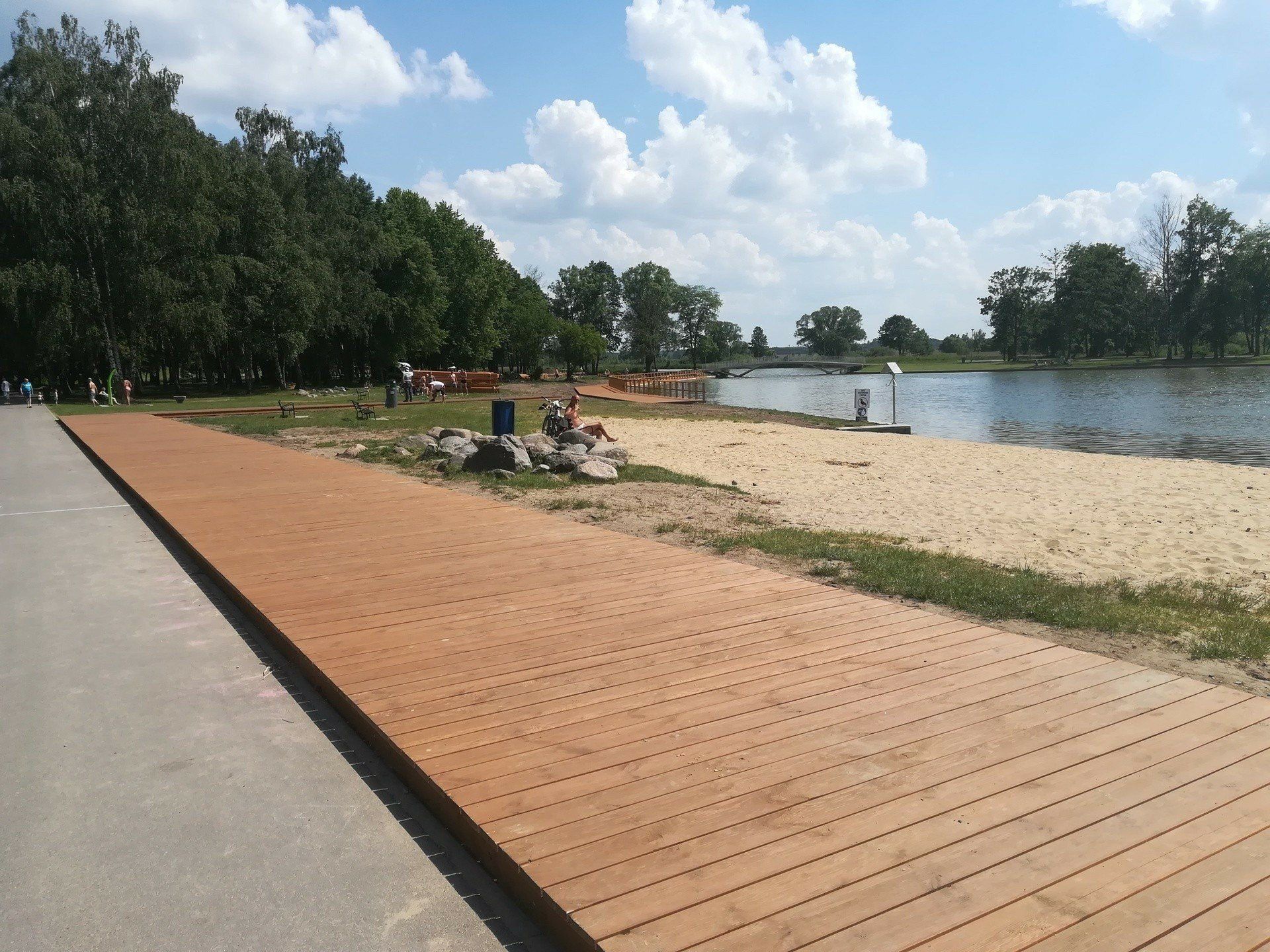 Lewitynul. Bugaj 110, PabianiceTo bezpłatne kąpielisko zarządzenie przez pabianicki MOSiR. Kilka lat temu obiekt przeszedł poważną modernizację. Zburzono m.in. budynek restauracji Turkus i wybudowano wodny plac zabaw, odnowiono nieckę, wyremontowane nabrzeże i postawiono latarnie.Lewityn ma też boiska do piłki plażowej, strefę street workout, siłownię, plac zabaw dla dzieci i miejsce do grillowania.Kąpielisko w tym roku czynne jest od 27 czerwca do 31 sierpnia w godz. 10-18.