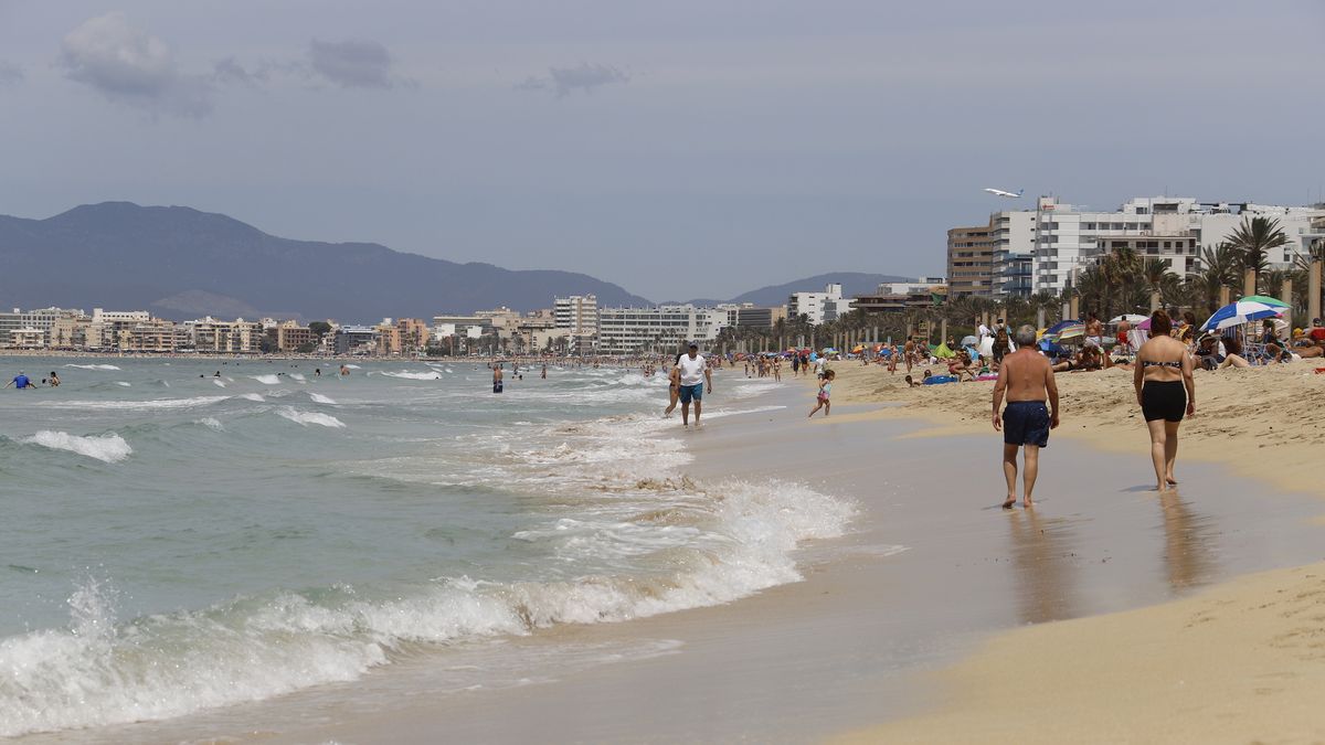 Preparations Ahead Of The Arrival Of German Tourists In Palma De Mallorca
PALMA DE MALLORCA, SPAIN - JUNE 14: People sunbathe in playa de Palma beach on June 14, 2020 in Palma de Mallorca, Spain. From tomorrow June 15, 10,900 holidaymakers will arrive from Germany to the Balearic Islands in a pilot plan to gradually open tourism after the coronavirus outbreak. (Photo by Clara Margais/Getty Images)
Clara Margais