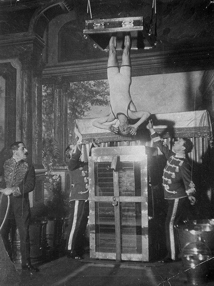fot.https://lccn.loc.gov/96518829Jest możliwe, że do popularyzacji wyrażenia „chińska tortura wodna” przyczynił się słynny iluzjonista Harry Houdini.