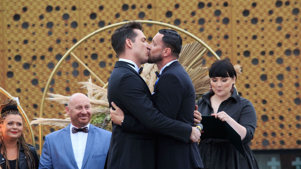 Para lekarzy - Maciej Socha i Mateusz Wartega podczas uroczystosci weselnej