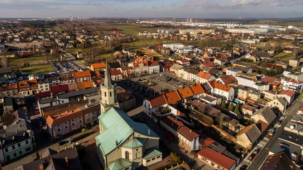 Miasto miłości w Polsce. Wierni chodzą dookoła ołtarza na kolanach