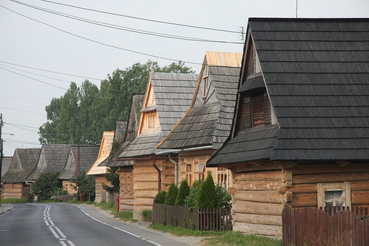 Zabudowa wzdłuż głównej ulicy w Chochołowie