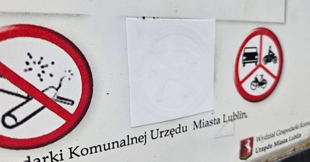 Oznakowanie w Ogrodzie Saskim przez lata wprowadzało właścicieli psów w błąd. Po interwencji radnego w końcu to zmieniono