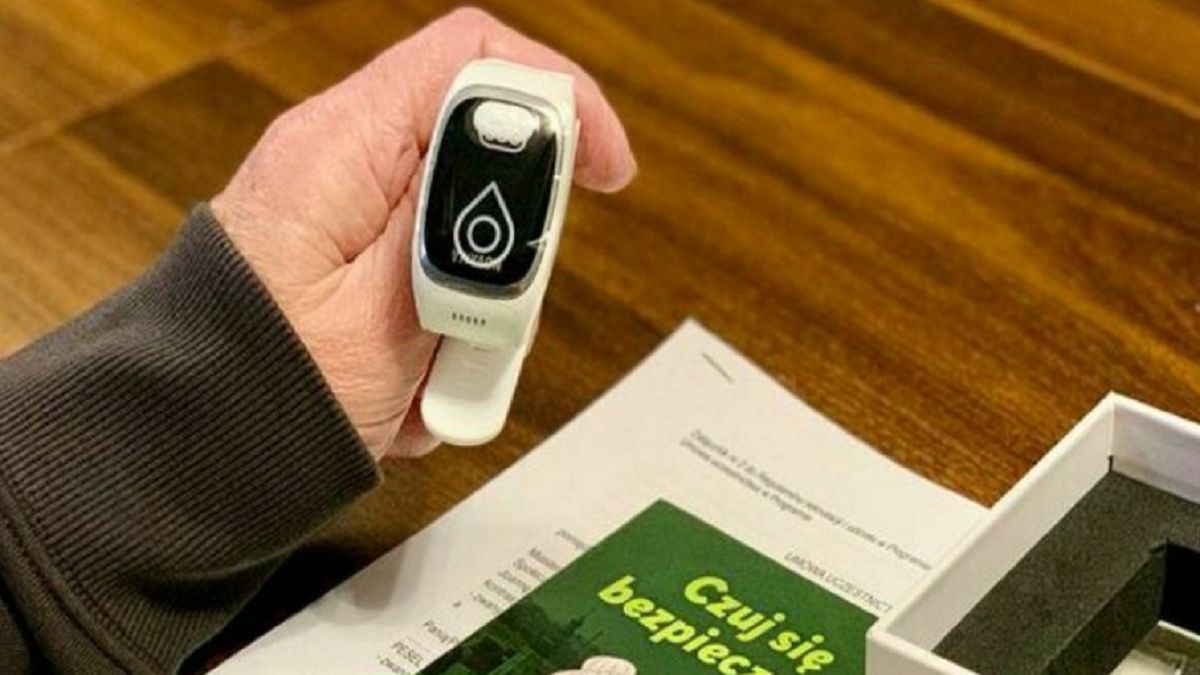 Takie opaski dostaną seniorzy. Mają ratować życie. "Ogłosimy rekrutację"