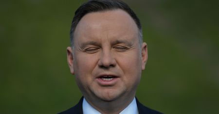Internauci bezlitośni. Najlepsze memy po aferze z lotem prezydenta Dudy