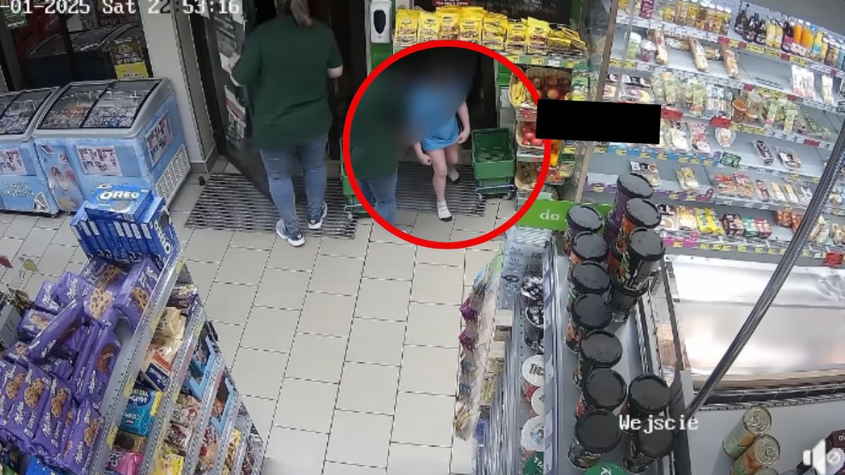 10-latek w samej bieliźnie