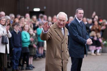 Brytyjskie wątki sprawy Epsteina. Poddani zaczepiają króla