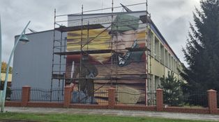Sława: Malowidło na ścianie szkoły przedstawia zaślubiny z morzem
